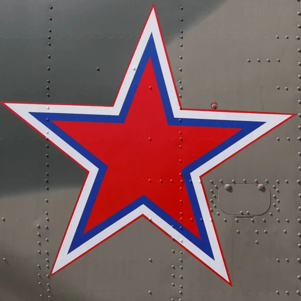 軍のヘリコプターに乗って現代のロシア軍の紋章として五芒星 — ストック写真