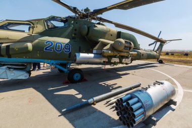 Kadamovskiy eğitim alanı, Rostov bölgesi, Rusya, 26 Ağustos 2017: Uluslararası askeri teknik forum ordu-2017. Saldırı helikopteri Mi 28n gece avcı ve silah