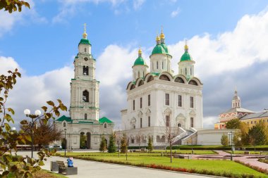 Astrakhan, Rusya Federasyonu, 23 Ekim 2017: Uspensky Katedrali ve Prechistenskaya çan kulesi Astrahan Kremlin'in güneşli gün