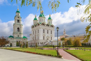 Astrakhan, Rusya Federasyonu, 23 Ekim 2017: Uspensky Katedrali ve Prechistenskaya çan kulesi Astrahan Kremlin'in görünümü