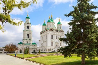 Astrakhan, Rusya Federasyonu, 23 Ekim 2017: Uspensky Katedrali ve Prechistenskaya çan kulesi Astrahan Kremlin'in görünümü