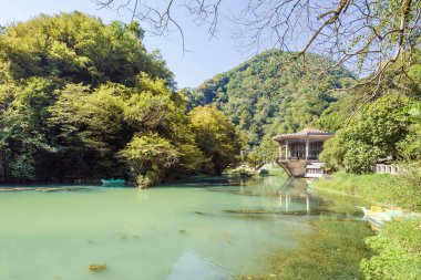 Yeni Athos, Abhazya, Gürcistan, 19 Eylül 2017: görünümü Psirtskha tren istasyonu ve göl güneşli yaz gününde