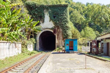Yeni Athos, Abhazya, Gürcistan, 19 Eylül 2017: Demiryolu tüneli mountain ve işareti 