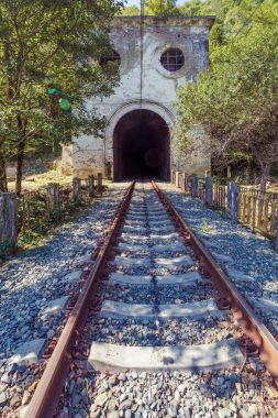 Yeni Athos, Abhazya, Gürcistan, 19 Eylül 2017: Demiryolu raylar ve Psirtskha tren istasyonu tünel güneşli yaz gününde