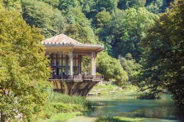 Yeni Athos, Abhazya, Gürcistan, 19 Eylül 2017: The Psirtskha Railway Station - nehrin karşı kıyıda görünümünden