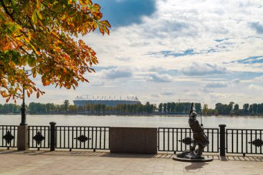 Rostov-On-Don, Rusya, 07 Ekim 2017: heykel üzerinde şehrin yeni stadyumun inşaat sıcak bir sonbahar günü altında arka plan üzerine çıkabilir balıkçı için