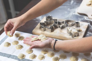 Lezzetli ev yapımı köfte yapma süreci. Eller masanın üzerinde sadece yapılan köfte dışarı döşeme