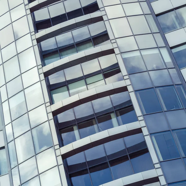 현대적인 건물의 부분과 창문에 구름이 반사되어 있습니다 — 스톡 사진