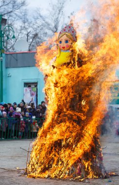 Taganrog, Rusya, 26 Şubat 2017: Maslenitsa kutlama. Kış Veda geleneği olarak Şehir Parkı sahnede büyük korkuluk yakar