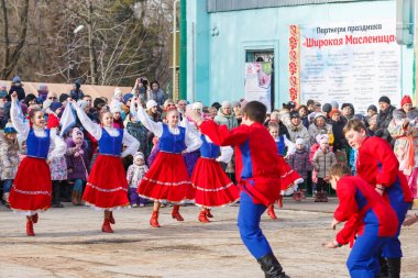 Taganrog, Rusya, 26 Şubat 2017: Maslenitsa kutlama. Şehir Parkı Sahne Alanı'nda çocuk topluluğu dansları