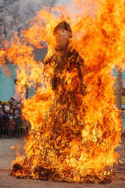 Taganrog, Rusya, 26 Şubat 2017: Maslenitsa kutlama. Maslenitsa büyük korkuluk Şehir Parkı sahnede yakar