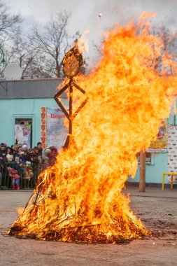 Taganrog, Rusya, 26 Şubat 2017: Maslenitsa kutlama. Şehir Parkı sahnede maslenitsa korkuluk yanan ritüel