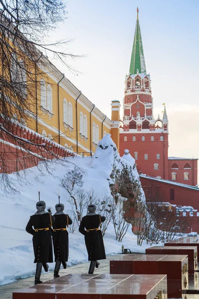 Москва Російська Федерація Лютого 2018 Солдати Гуляють Вздовж Кремлівської Стіни — стокове фото