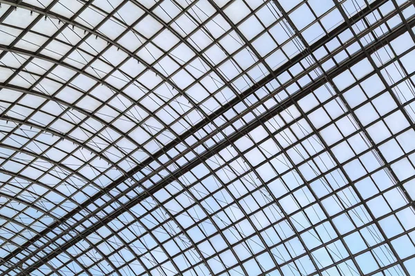背景や背景として金属フレーム上半円ガラス屋根 — ストック写真