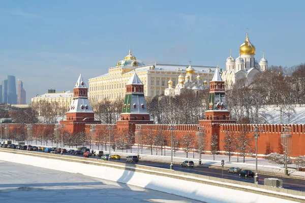 Moskova, Rusya, 01 Şubat 2018: Dolgu Moskova Nehri, Kremlin duvarı, kuleleri ve kiliseler kışın Moskova Kremlin bölgesinde görünümünü