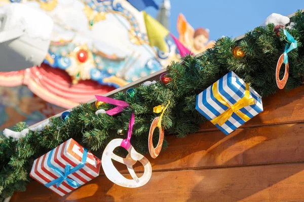 Wielobarwny Prezenty Ozdoby Urządzone Gałęzie Jodły Jako Symbol Bożego Narodzenia — Zdjęcie stockowe
