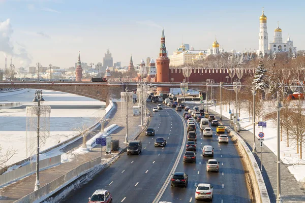 Moskva Rusko Února 2018 Pohled Dálnici Most Řece Moskvě Věžemi — Stock fotografie