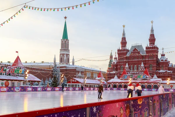 Moskova, Rusya, 01 Şubat 2018: Buz buz pateni pisti Moskova Kremlin duvarları yakınında kırmızı kare
