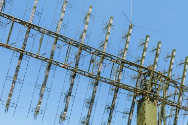 Mavi gökyüzü arka plan üzerinde modern mobil askeri radar istasyonu anteni