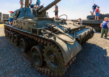 Kadamovskiy eğitim alanı, Rostov bölgesi, Rusya, 26 Ağustos 2017: Uluslararası askeri teknik forum ordu-2017. 152-mm Sovyet motorlu obüs 2s3m Akatsiya