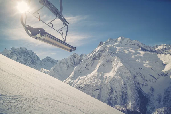 滑雪缆车在高加索雪山的背景下 Dombai 在一个冬日晴朗的日子 色调图像 — 图库照片