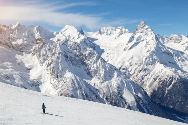 Alleen Skiër Daalt Berghelling Tegen Achtergrond Van Bergen Van Kaukasus — Stockfoto