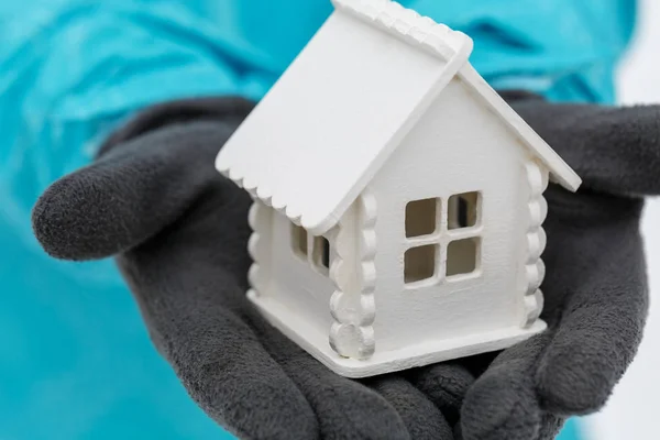 Modelo Una Casa Juguete Blanco Encuentra Las Manos Hombre Con —  Fotos de Stock