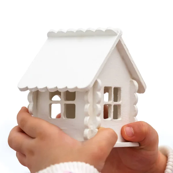Kind Handen Houdt Een Stuk Speelgoed Huis Een Witte Achtergrond Stockfoto