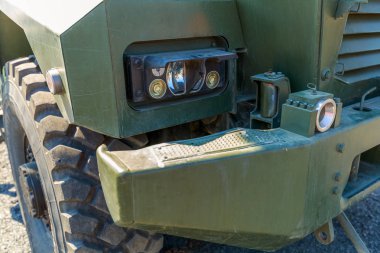 Modern askeri kamyon Led farlar ile detaylı önden görünümü