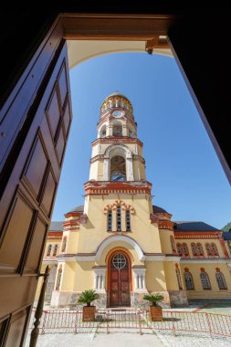 Yeni Athos, Abhazya, Gürcistan, 19 Eylül 2017: Şapel, Manastırı ve St. Simon Canaanite gün güneşli yaz. Tapınağın kapı aralığından görüntülemek