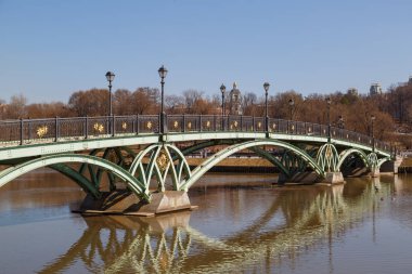 Rusya, Tsaritsyno Park Müzesi, 14 Nisan 2018: güzel Ajur köprü parkta Tsaritsyno bahar