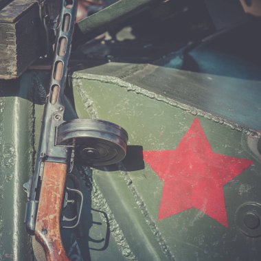 Şpagin hafif makineli tüfek, Ppsh bir tankı zırh karşı meyilli. Kırmızı yıldız olarak Sovyet tankı zırh üzerinde çizilmiş ordu arması