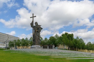 Moskova, Rusya, 24 Ağustos 2017: Prens Vladimir büyük bir yaz gününde Moskova'da anıt