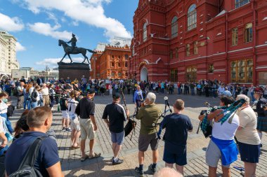 Moskova, Rusya, 24 Ağustos 2017: Prova Manezhnaya Meydanı ' nda festival katılım askeri orkestralar işçinin kule arifesinde Moskova bagpipes Orkestrası
