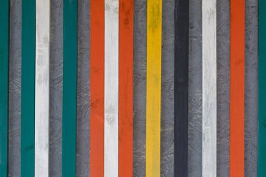 Bir arka plan ya da arka plan olarak çok renkli dikey ahşap panoları