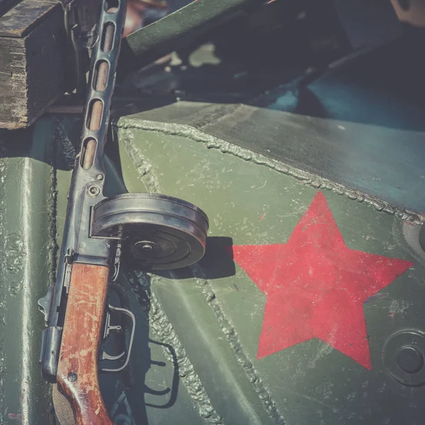 Şpagin hafif makineli tüfek, Ppsh bir tankı zırh karşı meyilli. Kırmızı yıldız olarak Sovyet tankı zırh üzerinde çizilmiş ordu arması