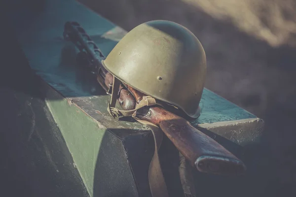 Samopal Shpagin Ppsh Helma Sovětského Vojáka Leží Pancíř Tanku Jako — Stock fotografie