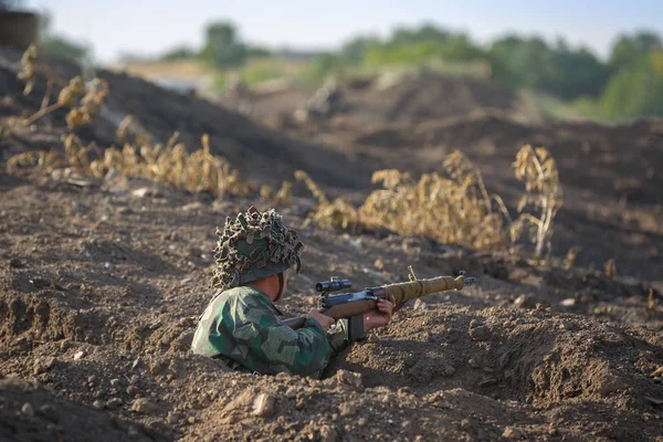 Soldado Com Rifle Sniper Está Uma Trincheira — Fotografia de Stock