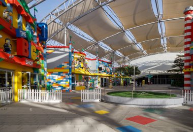 Dubai, Uae, 09 Ocak 2019: Dubai Parks 'taki Legoland eğlence parkında çocuklu aileler için mağaza ve alanlar
