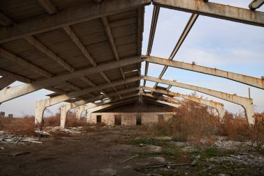 Eski, neredeyse tahrip olmuş, tahta çatılı bir çiftlik binası.