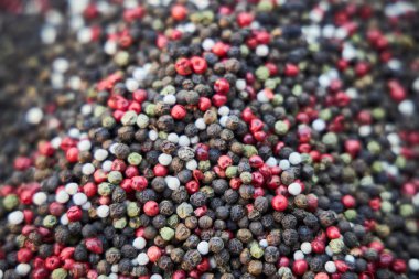 Çeşitli renkte ve tatlardan oluşan büyük bir yığın acı biber.