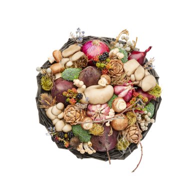 Farklı sebzelerden oluşan orijinal buket, beyaz arka planda çam kozalaklarıyla süslenmiş.