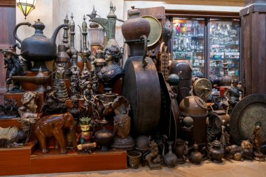 Dubai, Uae, 13 Ocak 2019: Ahşap ve bakırdan yapılmış güzel el yapımı heykelcikler turizm kompleksinin dükkanlarında satışta.