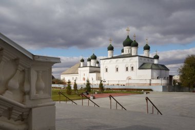 Astrakhan, Rusya, 23 Ekim 2017: Bulutlu gökyüzünün arka planında Astrakhan Kremlin 'in Üçlemeci Katedrali