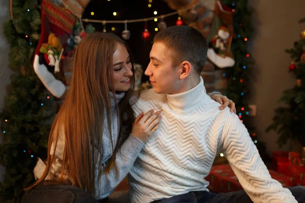 Pareja Amorosa Sentarse Suelo Fondo Los Regalos Navidad —  Fotos de Stock