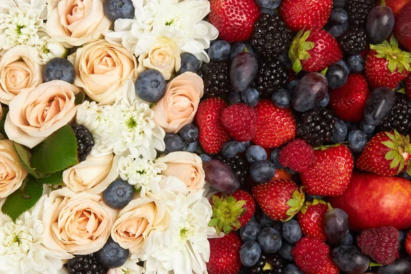 Frutos Rojos Negros Maduros Flores Blancas Rosas Como Fondo Festivo —  Fotos de Stock