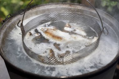 Geleneksel balık çorbası tarifine göre küçük balık tencerede pişirilir.