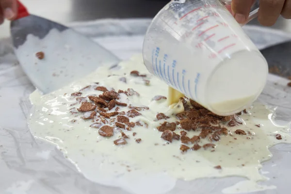 Мороженщик Наливает Свежее Молоко Охлажденную Металлическую Поверхность Сделать Мороженое — стоковое фото