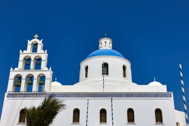 Oia, Santorini, Yunanistan, 21 Ağustos 2013: Panagia Platsani Kilisesi 'nin ön cephesine bakın