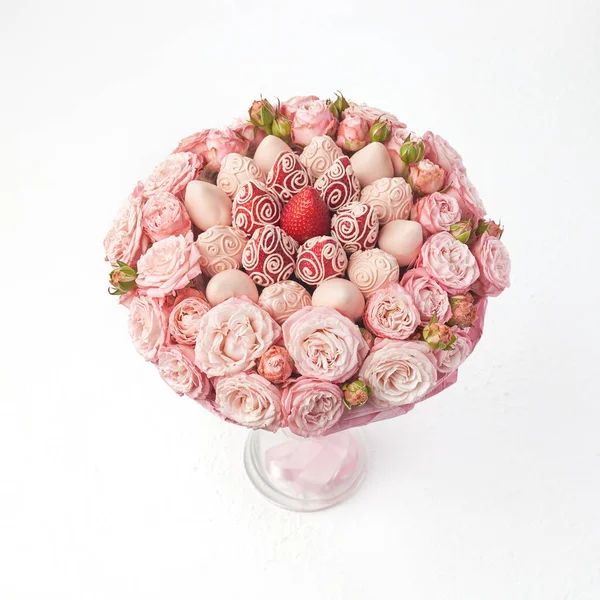 Buquê Rosas Morangos Cobertos Com Chocolate Rosa Fundo Branco — Fotografia de Stock